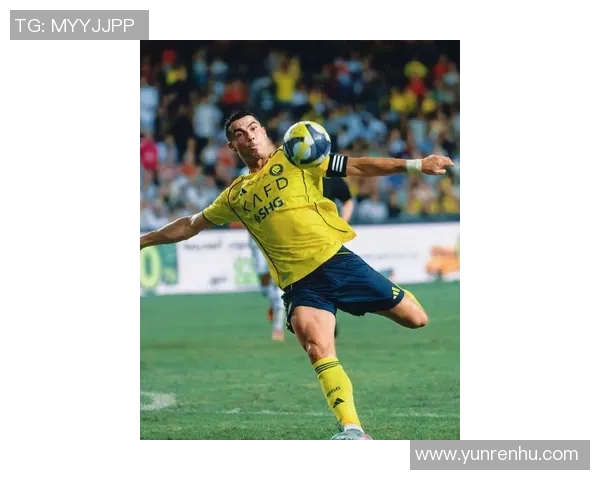 C罗驰骋绿茵场英姿飒爽高清照片展示足球巨星魅力