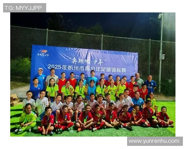 足球星招牌闪耀赛场激情点燃球迷热血共谱绿茵辉煌篇章